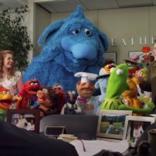 Jason Segel ed Amy Adams insieme ai loro amici Muppet in una scena del film