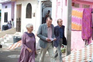 Marigold Hotel: Judi Dench insieme a Bill Nighy e Tom Wilkinson in una scena del film