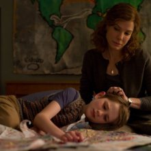 Sandra Bullock accarezza Thomas Horn in una scena di Molto forte, incredibilmente vicino