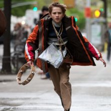 Thomas Horn corre in una scena di Molto forte, incredibilmente vicino