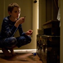 Thomas Horn in una scena del film Molto forte, incredibilmente vicino con una delle sue chiavi del mistero