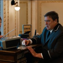 Thomas Horn in una scena di Molto forte, incredibilmente vicino insieme a John Goodman