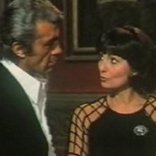 Chris Avram con Rosanna Schiaffino in una scena de L'assassino ha riservato nove poltrone