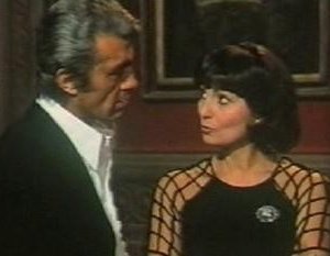 Chris Avram con Rosanna Schiaffino in una scena de L'assassino ha riservato nove poltrone