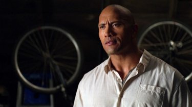 Dwayne Johnson accigliato in una scena dell'avventuroso film Viaggio nell'isola misteriosa