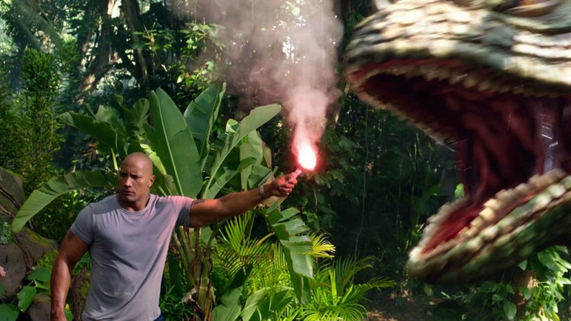 Dwayne Johnson Si Difende Da Un Dinosauro In Una Scena Del Film Viaggio Nell Isola Misteriosa 227104