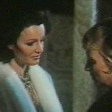 Eva Czemerys con Lucretia Love in una scena de L'assassino ha riservato nove poltrone