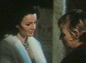 Eva Czemerys con Lucretia Love in una scena de L'assassino ha riservato nove poltrone