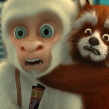 Fiocco di neve con uno dei suoi amici, un panda rosso nel film 'Copito de Nieve'.
