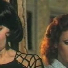 L'assassino ha riservato nove poltrone: Rosanna Schiaffino e Paola Senatore in una scena del film