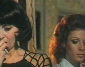 L'assassino ha riservato nove poltrone: Rosanna Schiaffino e Paola Senatore in una scena del film