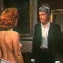 Paola Senatore con Chris Avram in una scena de L'assassino ha riservato nove poltrone