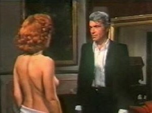 Paola Senatore con Chris Avram in una scena de L'assassino ha riservato nove poltrone