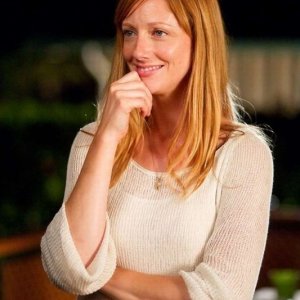 Paradiso amaro: Judy Greer sorride in una scena del film