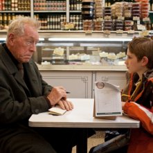 Thomas Horn e Max von Sydow in una tavola calda in un'immagine del film Molto forte, incredibilmente vicino