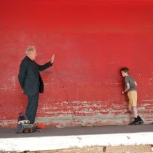 Thomas Horn e Max von Sydow sullo sfondo di una parete rossa in Molto forte, incredibilmente vicino