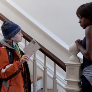 Thomas Horn e Viola Davis in una scena del film Molto forte, incredibilmente vicino