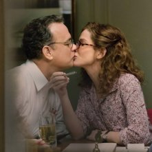 Tom Hanks e Sandra Bullock si baciano in una scena del film Molto forte, incredibilmente vicino