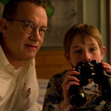 Tom Hanks insieme a Thomas Horn col binocolo in una scena di Molto forte, incredibilmente vicino