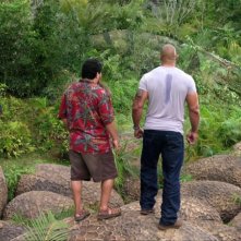 Viaggio nell'isola misteriosa: i quattro protagonisti dell'avventura in una calpestano delle uova giganti in una scena del film