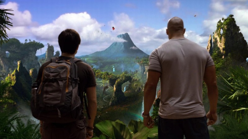 Viaggio Nell Isola Misteriosa Josh Hutcherson E Dwayne Johnson Di Spalle Guardano Il Panorama Dell I 227093
