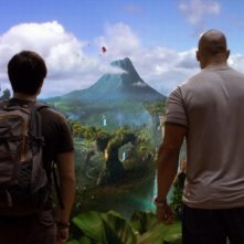 Viaggio Nell Isola Misteriosa Josh Hutcherson E Dwayne Johnson Di Spalle Guardano Il Panorama Dell I 227093