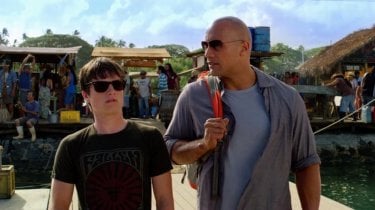 Viaggio nell'isola misteriosa: Josh Hutcherson e Dwayne Johnson sul molo dell'isola misteriosa