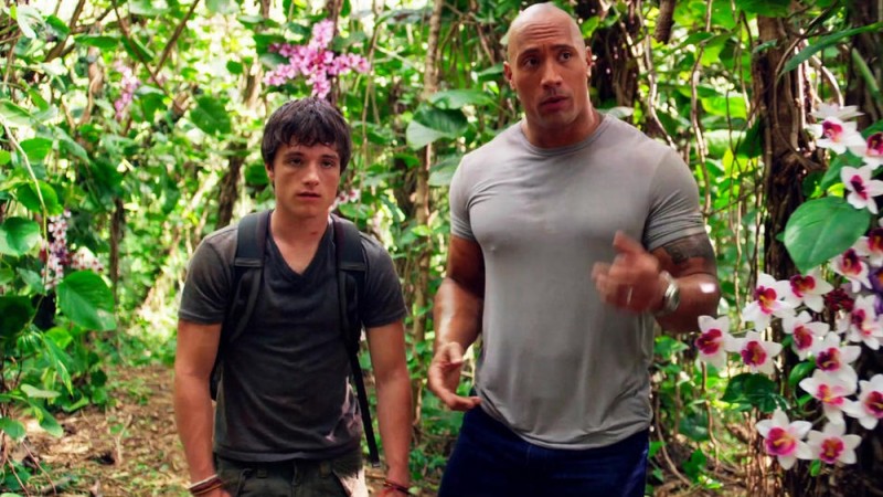 Viaggio Nell Isola Misteriosa Josh Hutcherson E Dwayne Johnson Tra Le Orchidee In Una Scena Del Film 227092