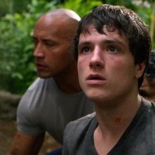 Viaggio nell'isola misteriosa: Josh Hutcherson in una scena del film guarda incredulo verso il cielo