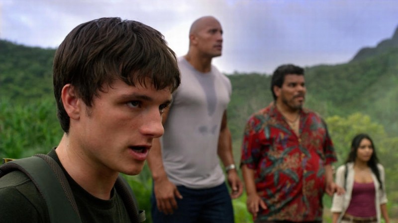 Viaggio Nell Isola Misteriosa Josh Hutcherson In Una Scena Del Film Guarda Incredulo Verso Il Cielo 227108