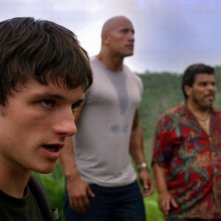 Viaggio nell'isola misteriosa: Josh Hutcherson in una scena del film con i suoi compagni di viaggio guarda incredulo verso il cielo