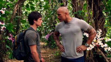 Viaggio nell'isola misteriosa: Josh Hutcherson parla con Dwayne Johnson in una scena del film