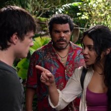 Viaggio nell'isola misteriosa: Luis Guzmán insieme a Vanessa Hudgens e Josh Hutcherson in una scena del film