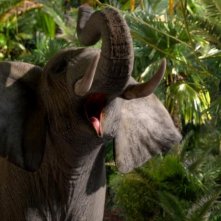 Viaggio nell'isola misteriosa: uno degli 'indigeni' dell'isola cerca di attirare l'attenzione dei quattro intrusi