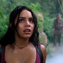 Viaggio nell'isola misteriosa: Vanessa Hudgens guarda il cielo esterrefatta in una scena del film