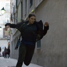 Gina Carano in fuga in una scena di Knockout - Resa dei conti