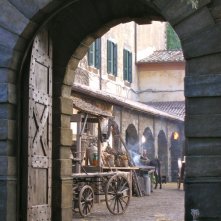 La Figlia di Elisa Ritorno a Rivombrosa - scenografia  ingresso delle stalle del borgo realizzata da Giuseppe Pirrotta