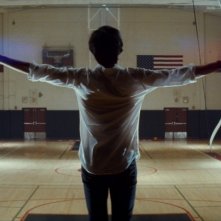 E Ora Parliamo Di Kevin Tilda Swinton Di Spalle In Una Scena Del Film 227205