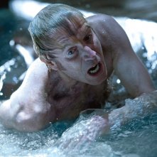 Rhys Ifans in una drammatica scena di The Amazing Spider-Man