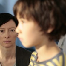 Tilda Swinton col piccolo Jasper Newell in una scena di E ora parliamo di Kevin