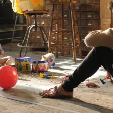 Tilda Swinton col piccolo Rock Duer in una scena di E ora parliamo di Kevin