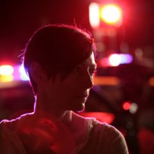 Tilda Swinton in un bel primo piano notturno tratto da E ora parliamo di Kevin