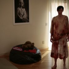 Tilda Swinton insanguinata in un'immagine del film E ora parliamo di Kevin