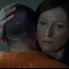 Tilda Swinton insieme a Ezra Miller in una scena di E ora parliamo di Kevin