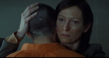 Tilda Swinton insieme a Ezra Miller in una scena di E ora parliamo di Kevin