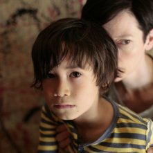 Tilda Swinton insieme al piccolo Jasper Newell in una scena di E ora parliamo di Kevin