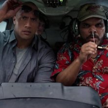 Viaggio nell'isola misteriosa: Dwayne Johnson e Luis Guzmàn in una scena del film a bordo di un elicottero
