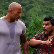 Viaggio Nell Isola Misteriosa Dwayne Johnson In Una Scena Del Film Con Luis Guzman 227185
