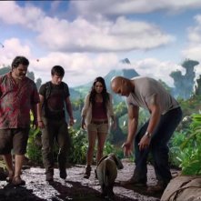 Viaggio nell'isola misteriosa: Dwayne Johnson insieme a Luis Guzmán, Vanessa Hudgens e Josh Hutcherson in una scena del film