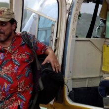 Viaggio nell'isola misteriosa: Luis Guzmàn con la sua esotica camicia in una scena del film